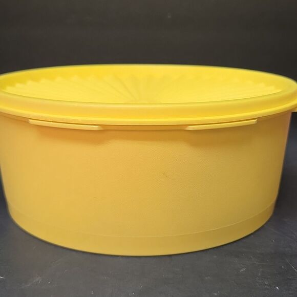 3 Assorted Sized Tupperware Containers - Picture 11 of 11